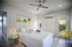 4 chambres, fer et planche à repasser, lit de bébé portatif