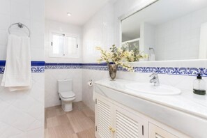 Haartrockner, Bidet, Handtücher, Seife