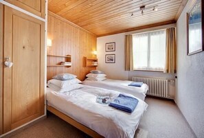 5 bedrooms, iron/ironing board, WiFi