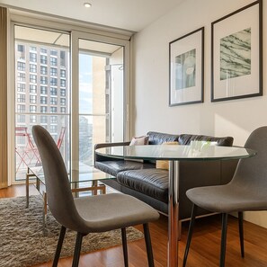 Deluxe Apartment | Living area - Still Life Aldgate Deluxe (London)
