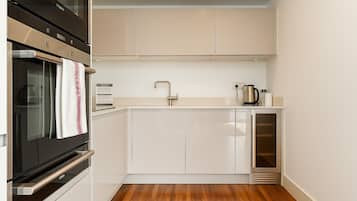 Departamento Deluxe | Cocina privada | Microondas, horno, tostadora y utensilios de cocina