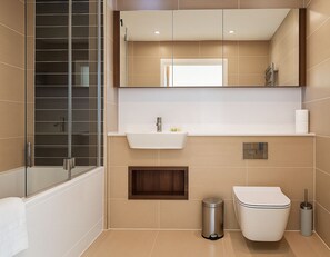 Deluxe Apartment | Bathroom
