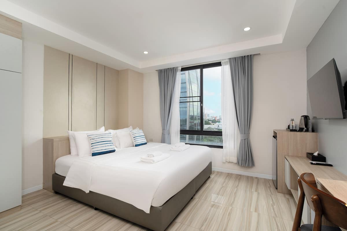 Standard Double High Floor | 書桌、隔音、免費無線上網、床單