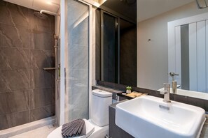 Shower, bidet, towels, soap - The Riski Hotel at Bangphlat Station (Bangkok)