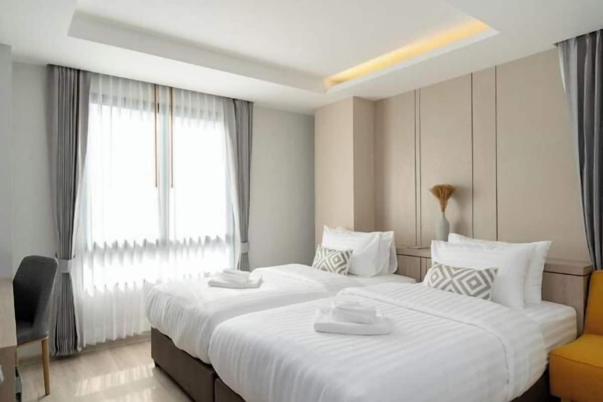 Desk, soundproofing, free WiFi, bed sheets
