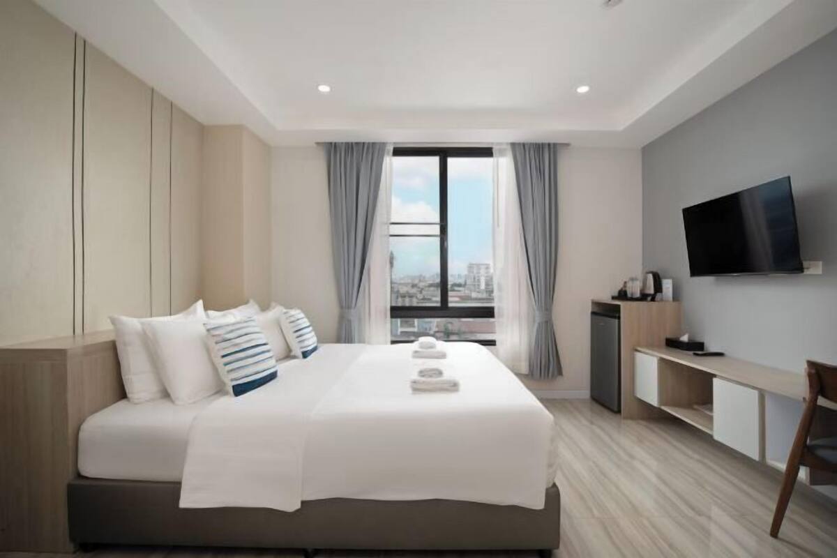 Escrivaninha, quartos à prova de som, Wi-Fi de cortesia, roupa de cama