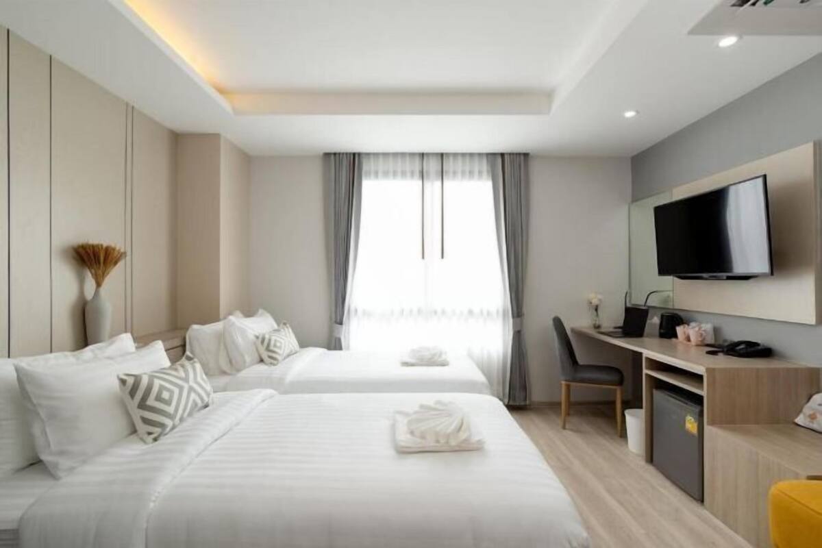 Escrivaninha, quartos à prova de som, Wi-Fi de cortesia, roupa de cama