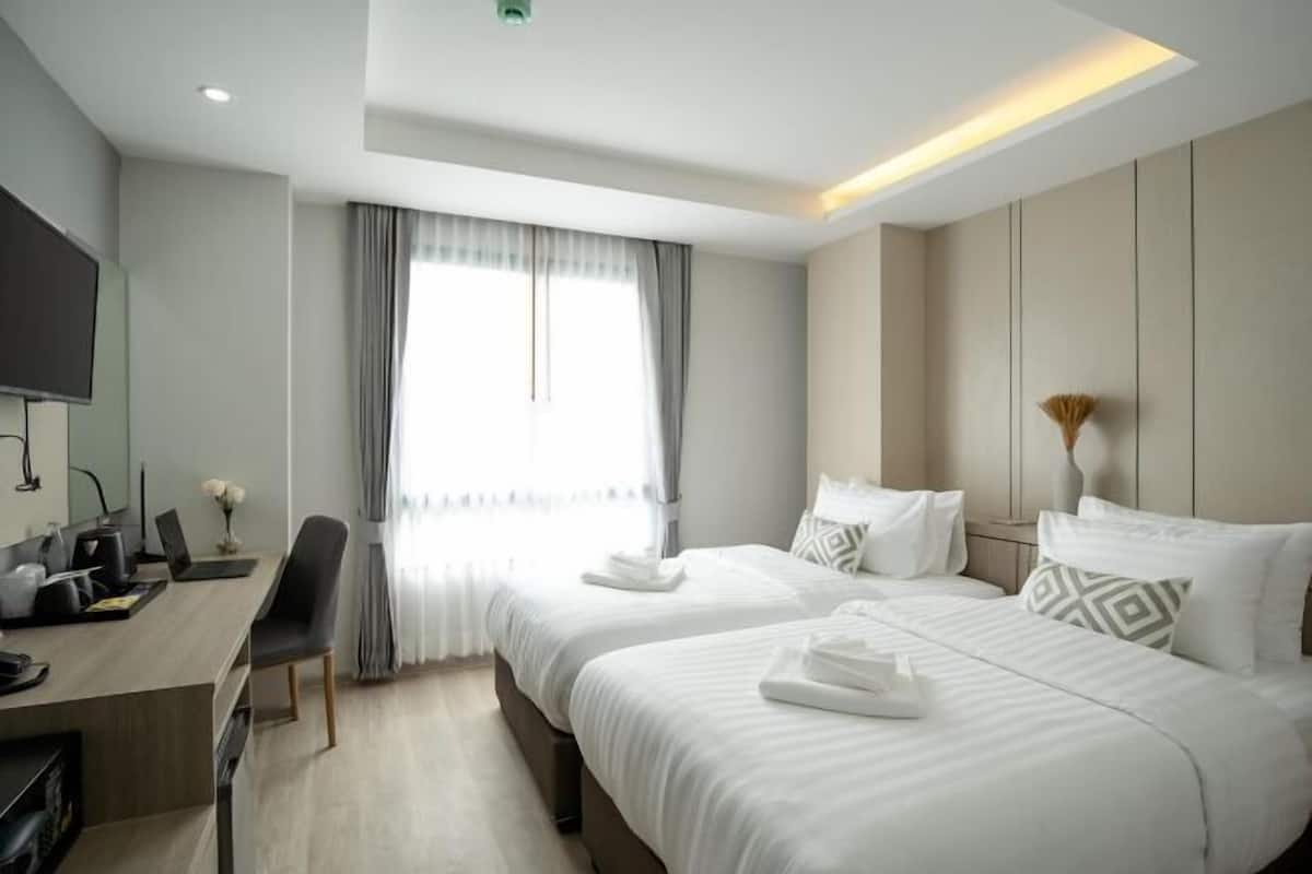 Desk, soundproofing, free WiFi, bed sheets
