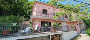 Exterior - Dora House - 5min from the sea, 15 from the snow (BRIBIR)
