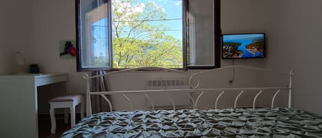 Iron/ironing board, internet, bed sheets