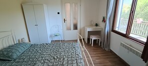 Iron/ironing board, Internet, bed sheets - Dora House - 5min from the sea, 15 from the snow (BRIBIR)