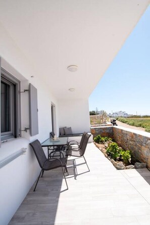 1 bedroom, desk - Naxos Agia Anna Sunset View Olive House (Naxos)