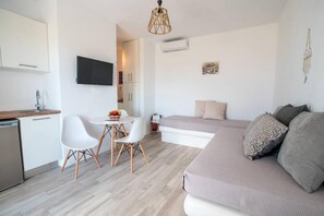 1 bedroom, desk - Naxos Agia Anna Sunset View Olive House (Naxos)