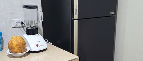 Refrigerador, microondas, cafetera/tetera, licuadora