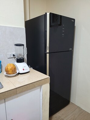 Kühlschrank, Mikrowelle, Wasserkocher mit Kaffee-/Teezubehör, Mixer