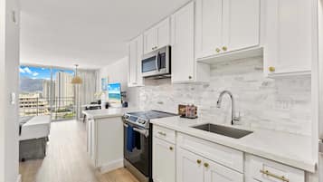 Fridge, microwave, oven, stovetop