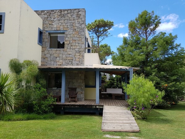 Terrace/patio - Peaceful setting between the sea and the forest (La Barra)