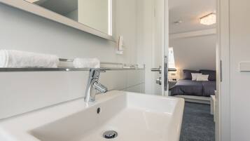 Comfort Double Room | Bathroom | Shower, hair dryer, towels