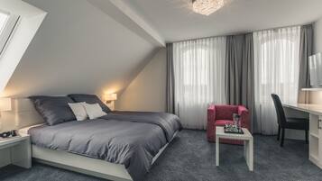 Comfort Double Room | 1 bedroom, in-room safe, individually decorated, desk