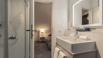 Quarto casal conforto | Cofres nos quartos, individualmente decorados, escrivaninha