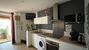 Fridge, microwave, oven, stovetop - Apartment T2 classified 3* terrace 150 m from the beach Toulon Mourillon (Toulon)