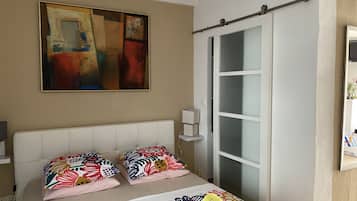 1 slaapkamer, een strijkplank/strijkijzer, reisbedje, gratis wifi