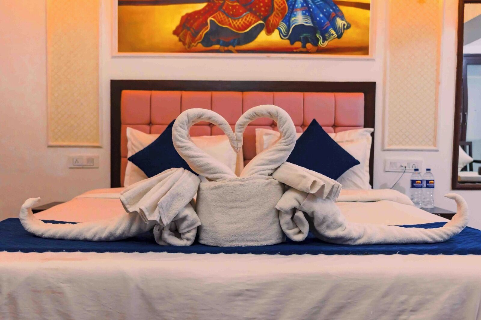 Una cama con toallas dispuestas en forma de corazón.
