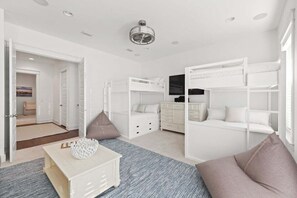 4 camere, una scrivania, ferro/asse da stiro, culla da viaggio