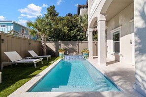 حمّام سباحة مُدفَّأ