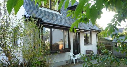 Popular Comfortable Well Equipped Cottage in Peaceful Ullapool Street w Parking