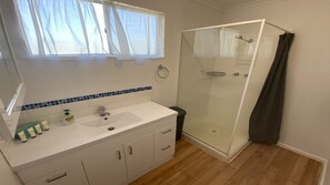 Shower, soap, shampoo, toilet paper - Blue Marlin - Gorgeous beach cottage home (Jurien Bay)