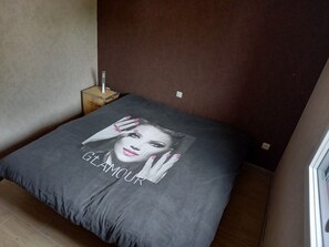 1 bedroom, bed sheets