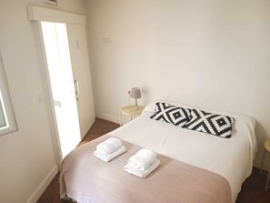 1 soveværelse, skrivebord, strygejern/strygebræt, weekendseng