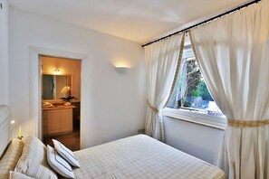 3 habitaciones, tabla de planchar con plancha y cuna de viaje