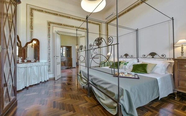 5 bedrooms, iron/ironing board, travel crib, free WiFi