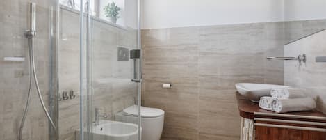 Comfort-Haus | Badezimmer | Dusche, Haartrockner, Bidet, Handtücher