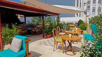 Serviert Abendessen und Happy Hour