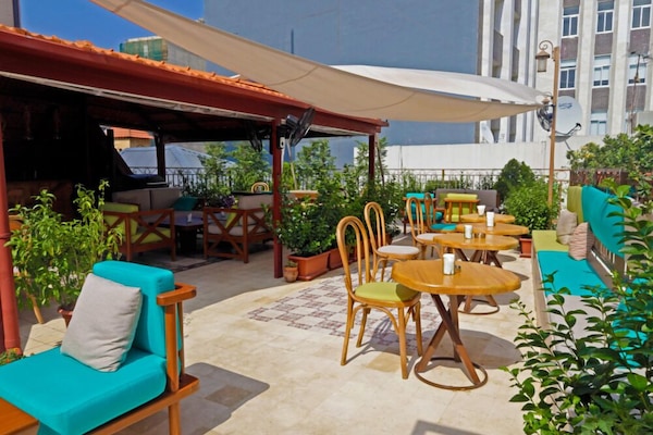 Serve jantar e happy hour