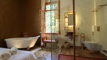 Room 4 L2: Sanabl al qamh | Premium bedding, blackout drapes, iron/ironing board, free WiFi