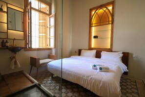 Room 1 L2: Al tahown al aetyq | Seprai premium, tirai kedap cahaya, dan setrika/meja setrika