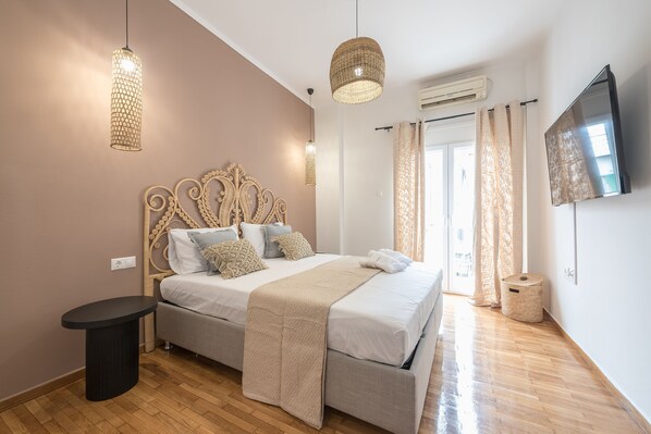 City Apartment | 1 bedroom, Egyptian cotton sheets, premium bedding, desk - Nomad Pennie Home by CloudKeys (Athens)