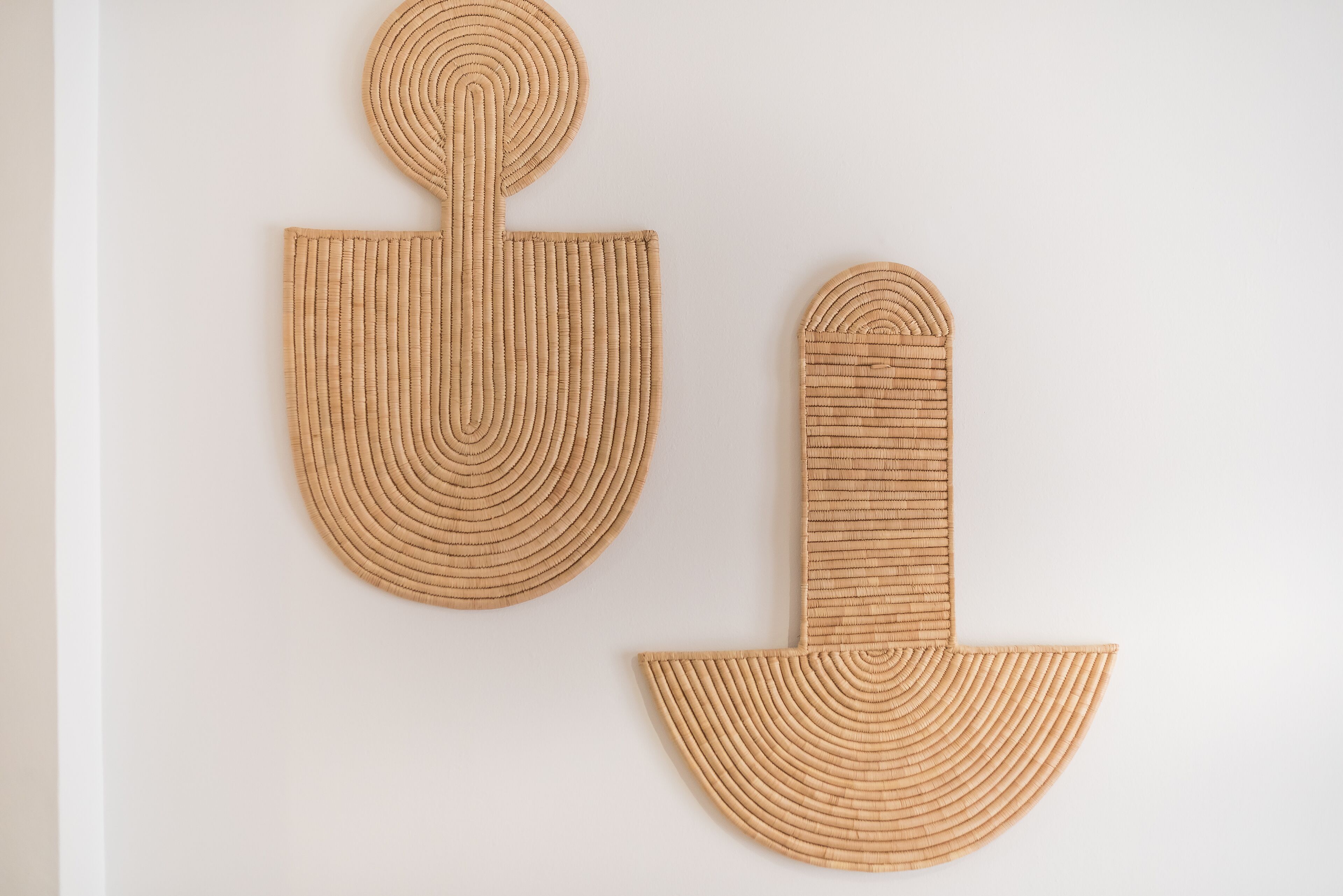 Deux œuvres d’art mural tissées, de style minimaliste.