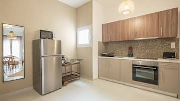 Refrigerador con freezer, microondas, horno, cafetera expreso