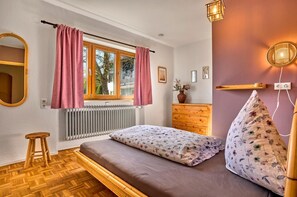 6 bedrooms, WiFi, bed sheets