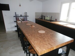 Jääkaappi, uuni, liesi, astianpesukone