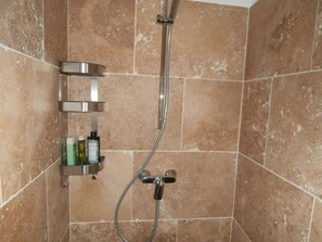 Dusche, kostenlose Toilettenartikel, Haartrockner, Handtücher