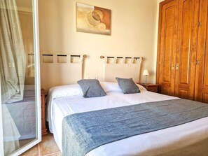 3 bedrooms, in-room safe, iron/ironing board, travel cot