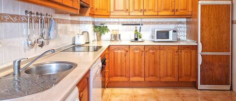 Frigorífic, microones, forn i placa de cuina