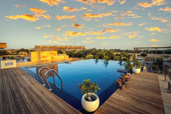 حمّام سباحة خارجي