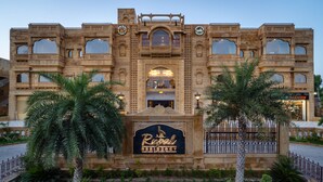 Un edificio grande y ornamentado con un letrero que dice "Royal Residency".